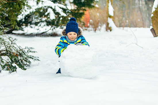 Bei idealen Bedingungen lässt sich Schnee zu riesigen Kugeln rollen. Quelle: WetterOnline 